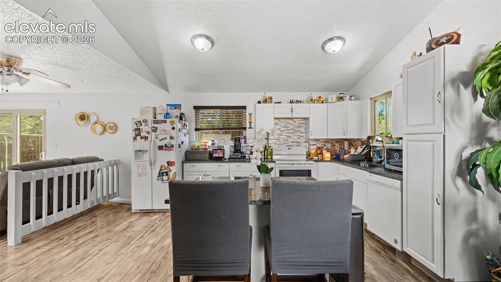 Image 10 of 30: Kitchen