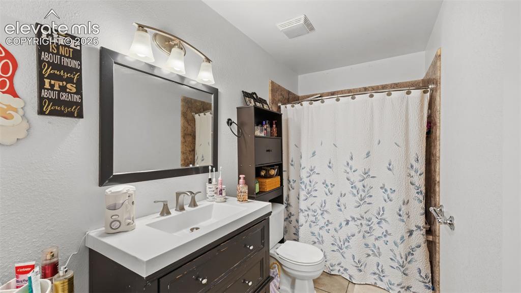 Image 15 of 30: Bathroom