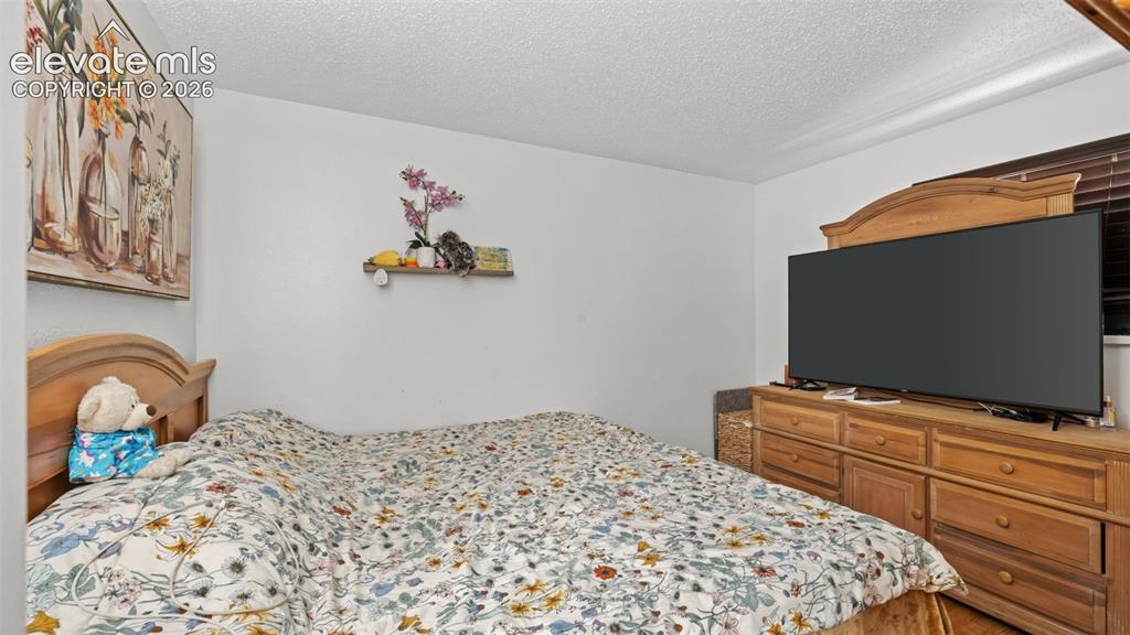 Image 17 of 30: Bedroom