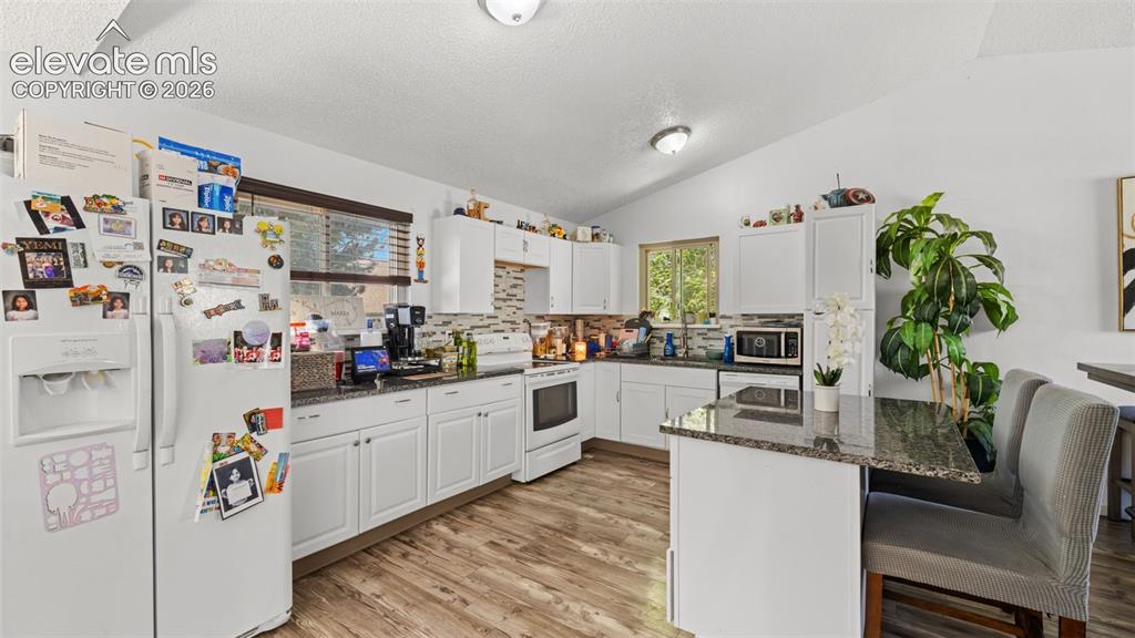 Image 7 of 30: Kitchen