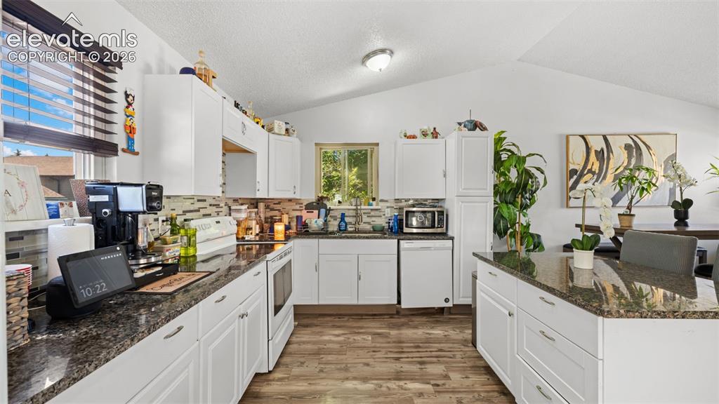Image 8 of 30: Kitchen