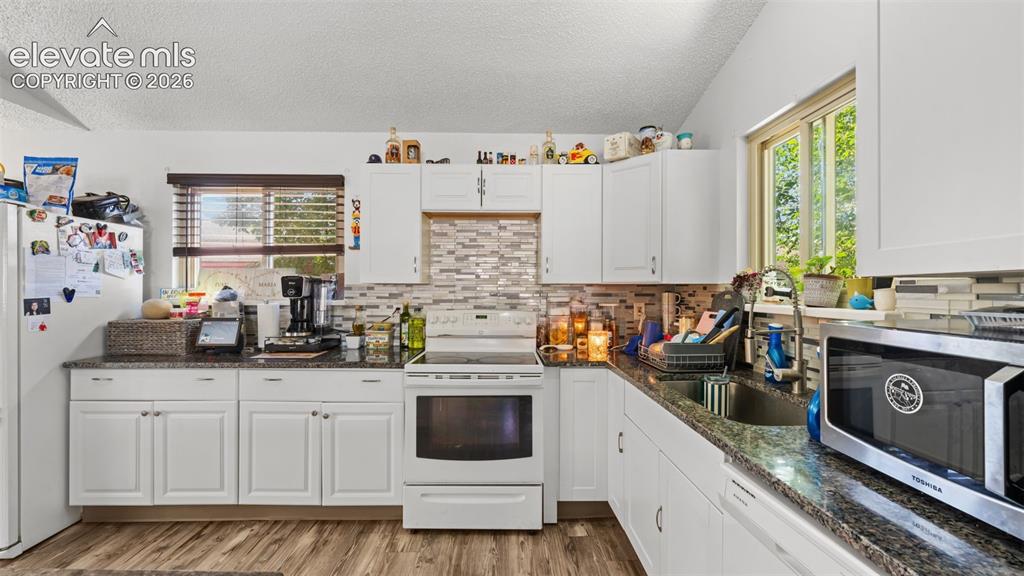 Image 9 of 30: Kitchen