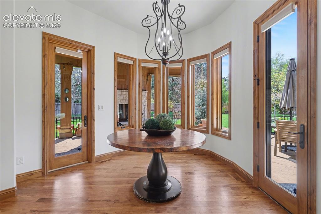 Image 10 of 46: Dining Area