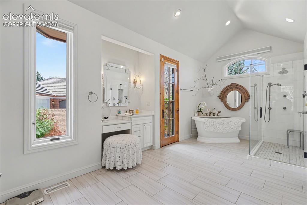 Image 16 of 46: Bathroom