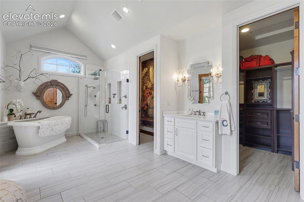 Image 19 of 46: Bathroom