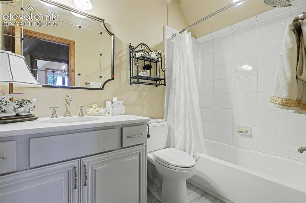 Image 24 of 46: Bathroom
