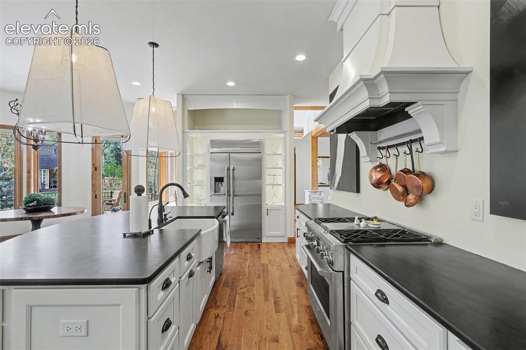 Image 7 of 46: Kitchen
