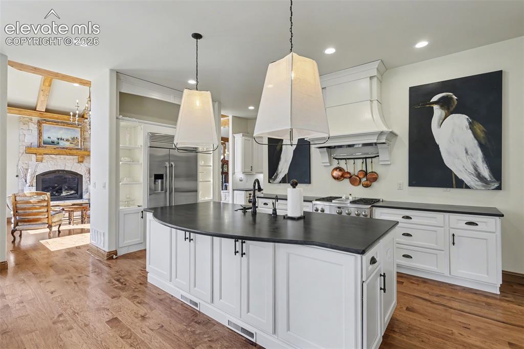 Image 8 of 46: Kitchen