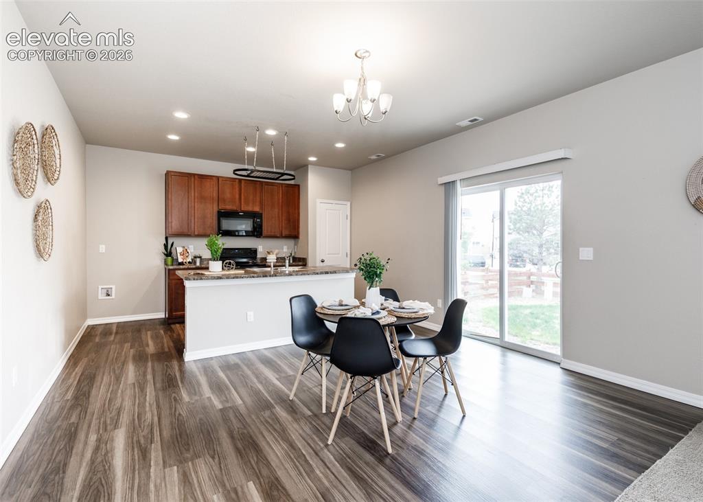 Image 14 of 45: Dining Area