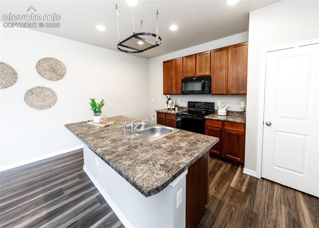 Image 16 of 45: Kitchen