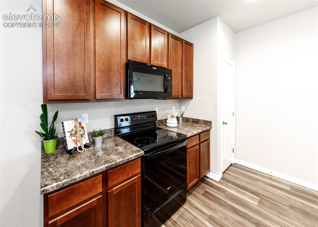 Image 18 of 45: Kitchen