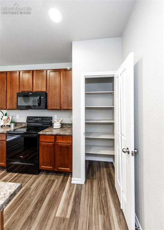 Image 19 of 45: Kitchen