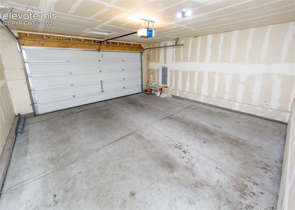 Image 43 of 45: Garage