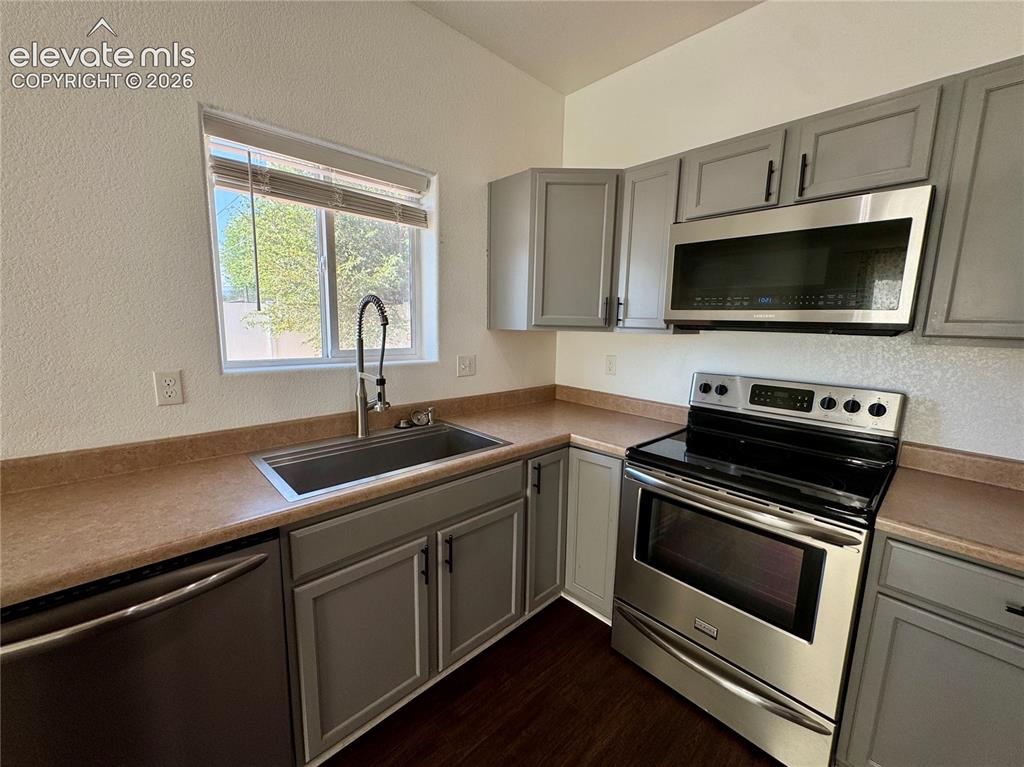 Image 11 of 16: Kitchen