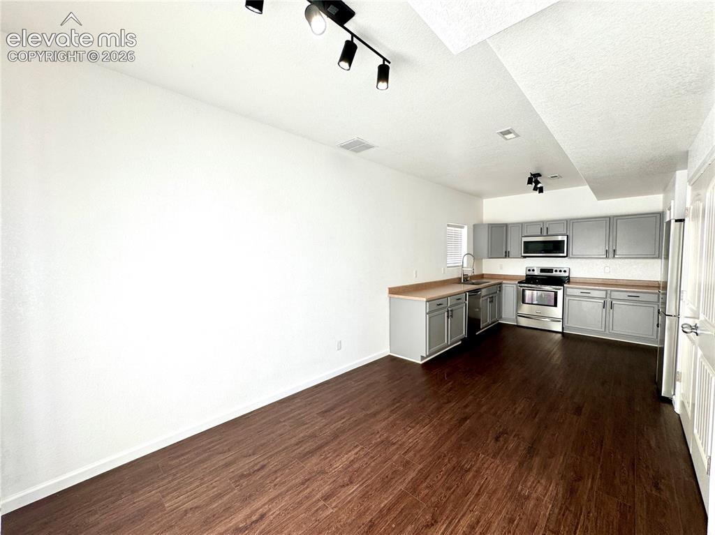 Image 7 of 16: Kitchen