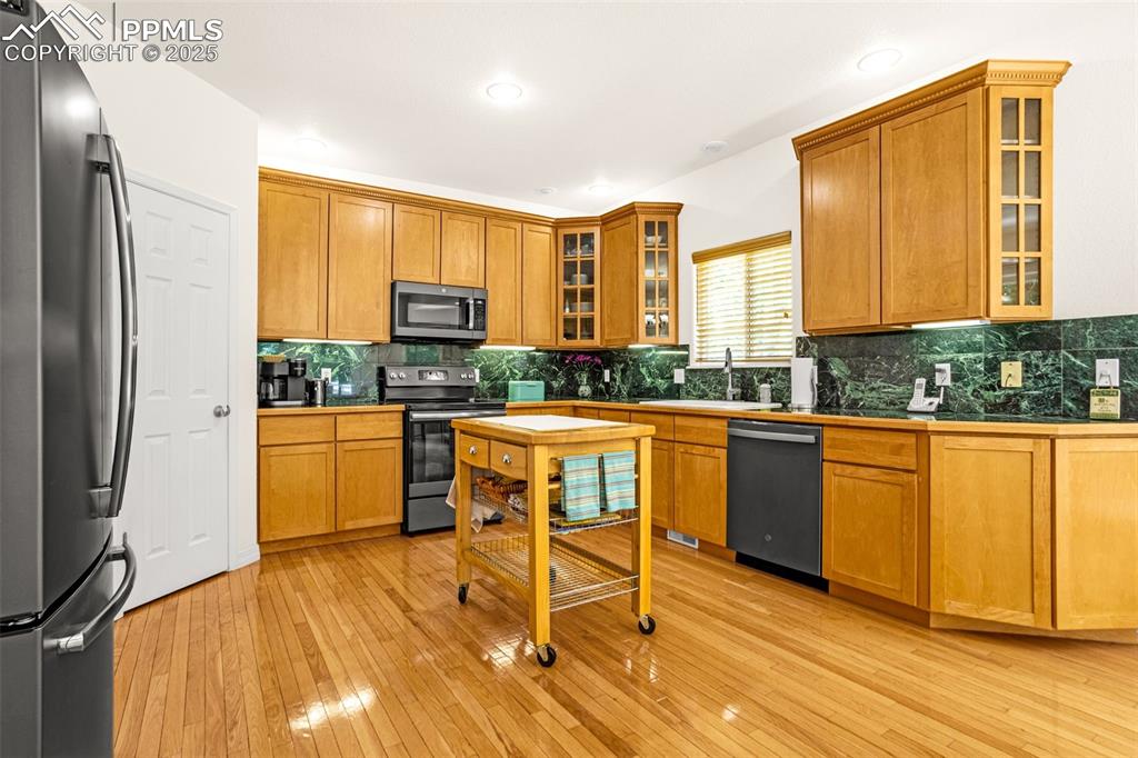 Image 10 of 37: Kitchen