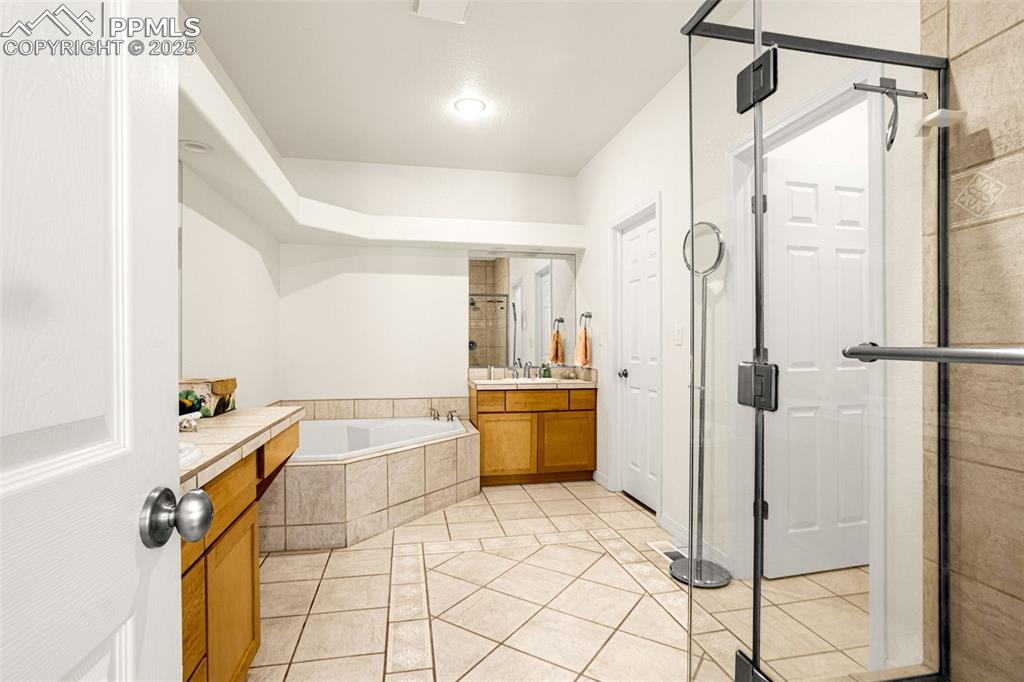 Image 16 of 37: Bathroom