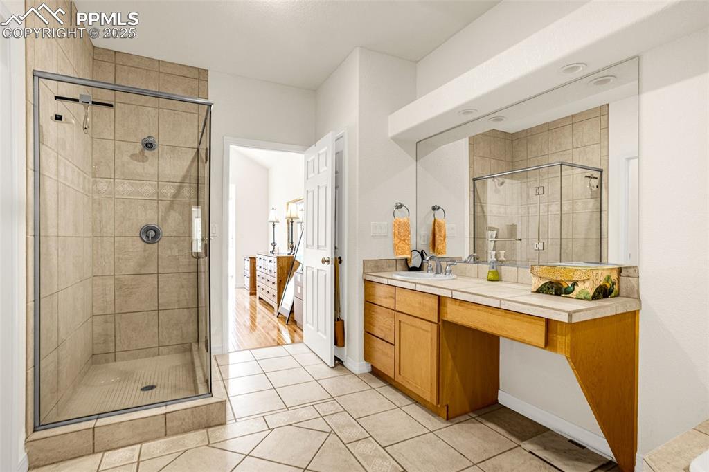 Image 17 of 37: Bathroom