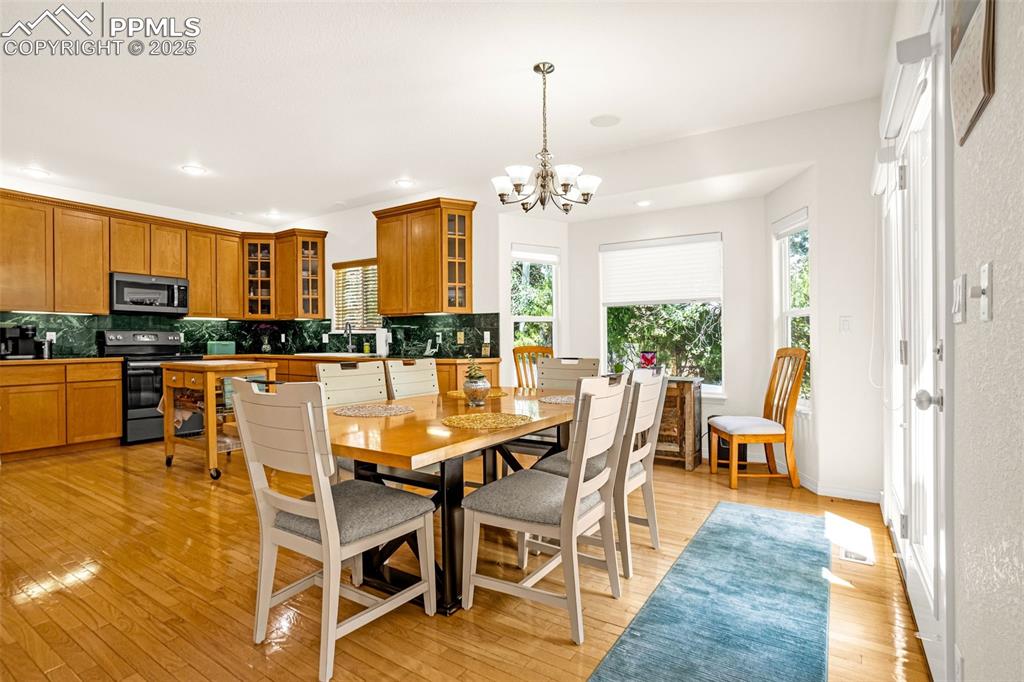 Image 7 of 37: Dining Area