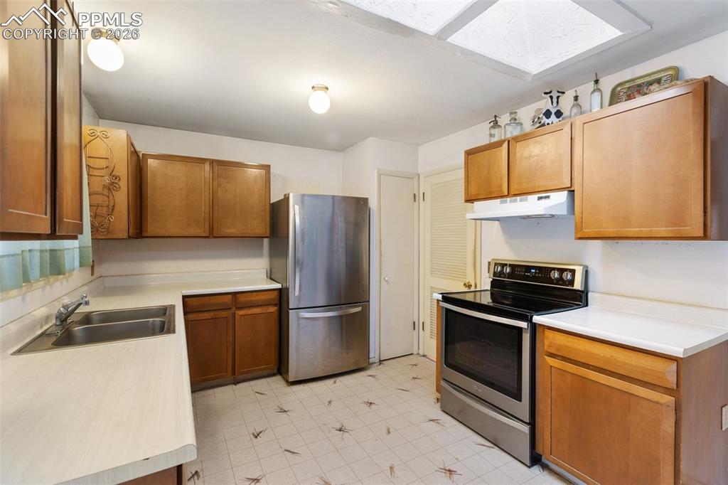 Image 15 of 34: Kitchen