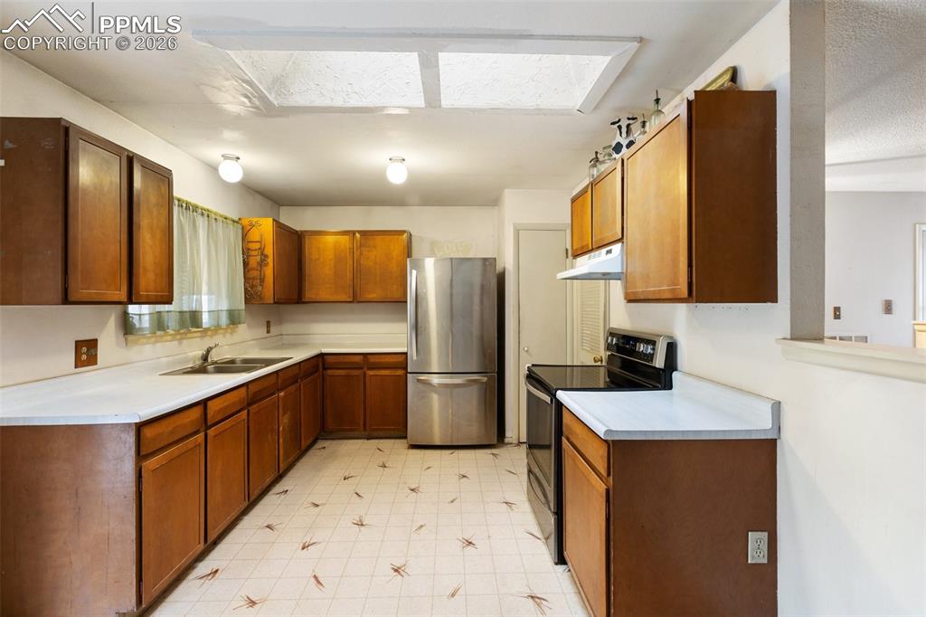 Image 16 of 34: Kitchen