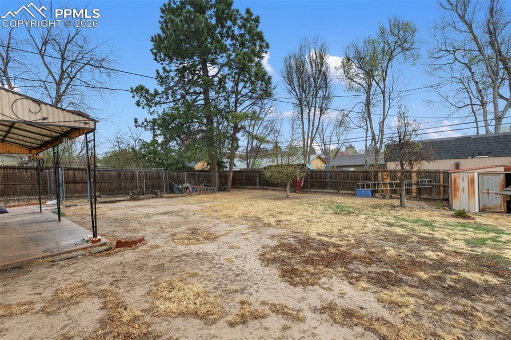 Image 3 of 34: Large fenced yard with dog run