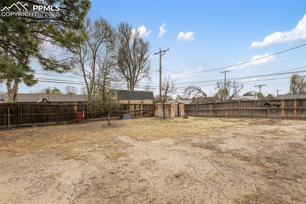 Image 31 of 34: Yard