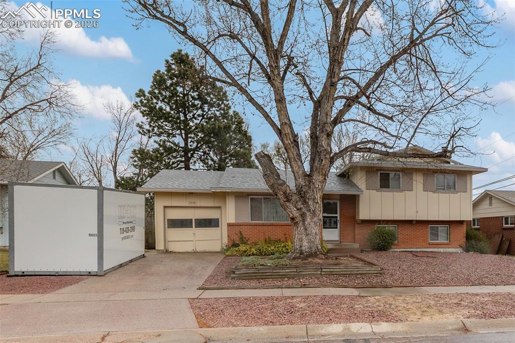 Image 33 of 34: Extra parking in the front