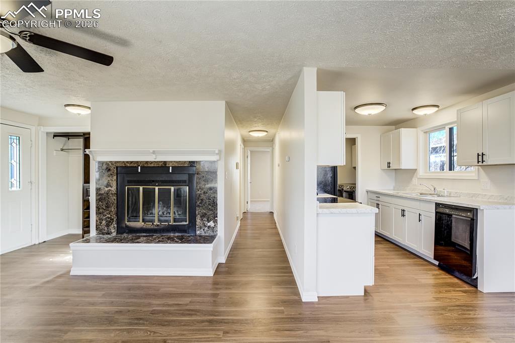 Image 11 of 24: Kitchen