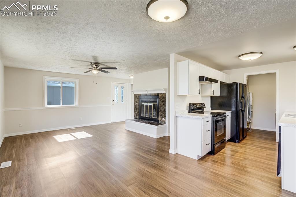 Image 13 of 24: Kitchen