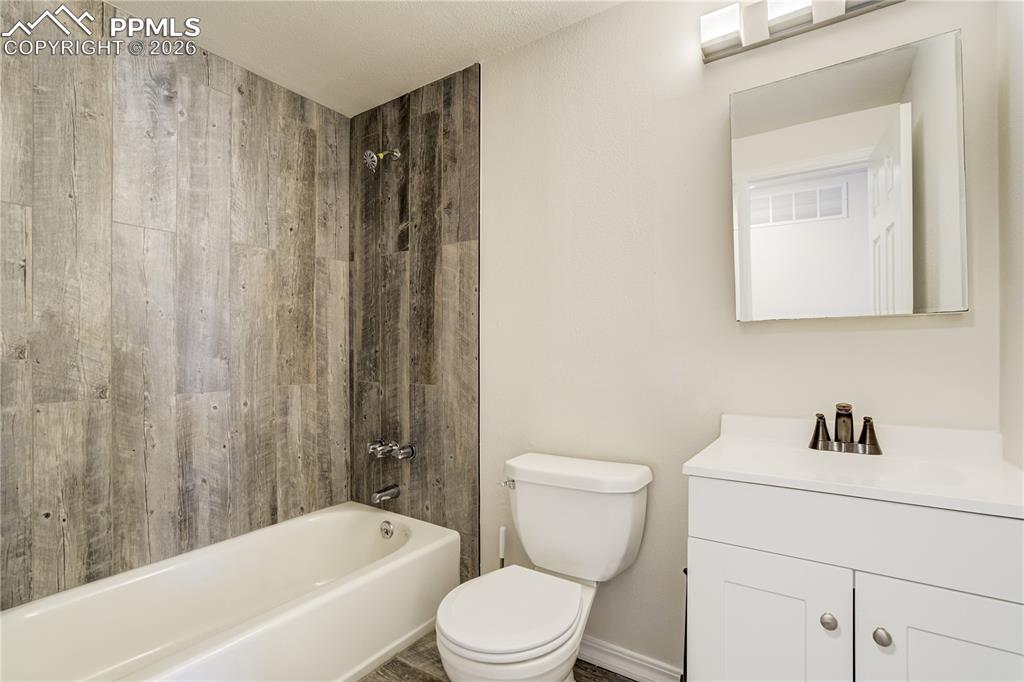 Image 21 of 24: Bathroom