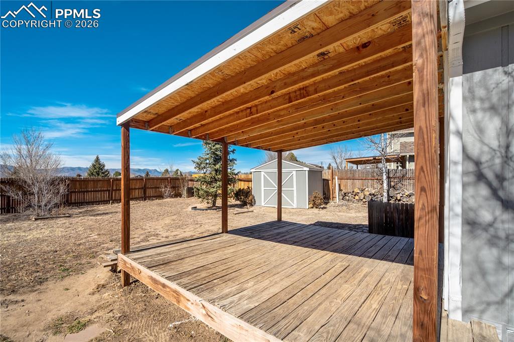 Image 22 of 24: Deck