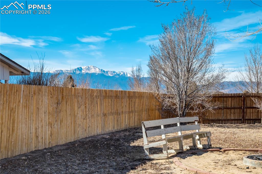 Image 23 of 24: Yard