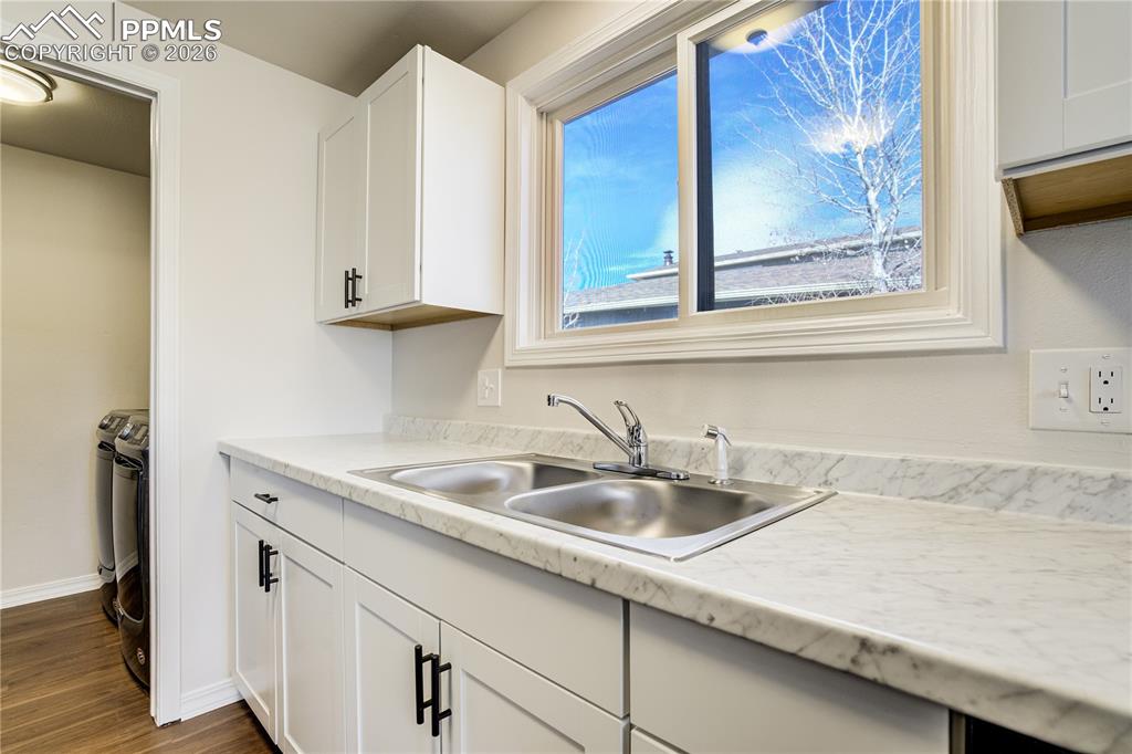 Image 7 of 24: Kitchen