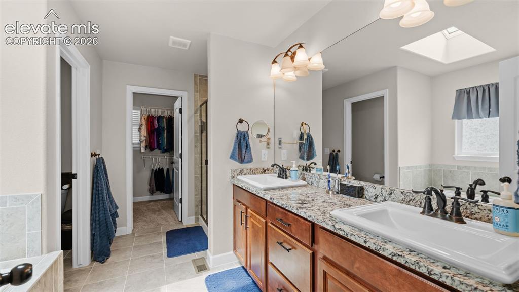 Image 19 of 38: Bathroom