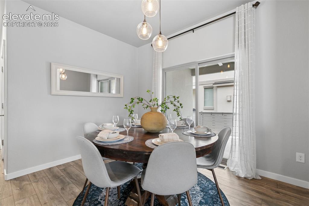 Image 14 of 34: Dining Area