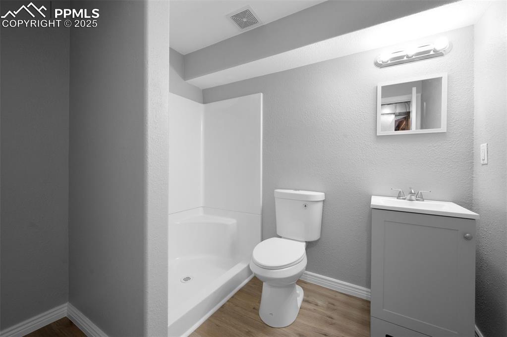 Image 28 of 35: Bathroom