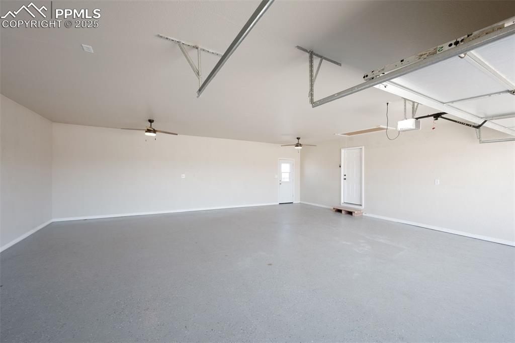 Image 29 of 35: Garage