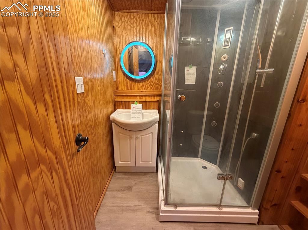 Image 15 of 20: Bathroom