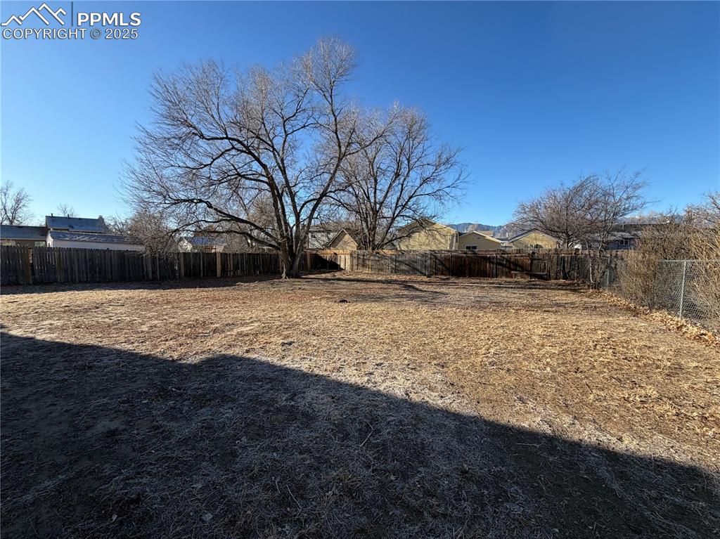 Image 18 of 20: Yard