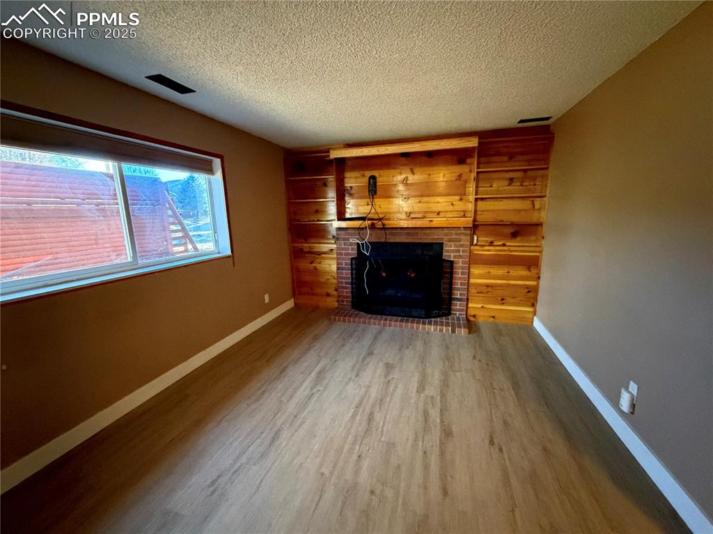 Image 4 of 20: Living Room