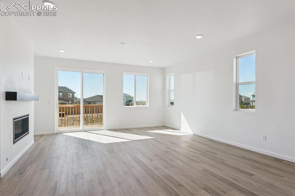 Image 10 of 20: Living Room