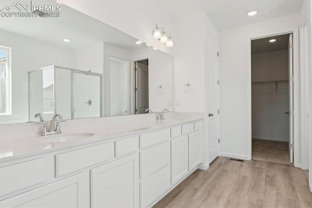 Image 16 of 20: Bathroom