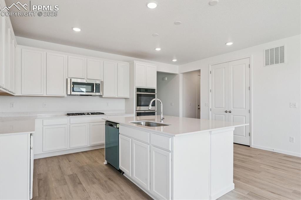 Image 9 of 20: Kitchen