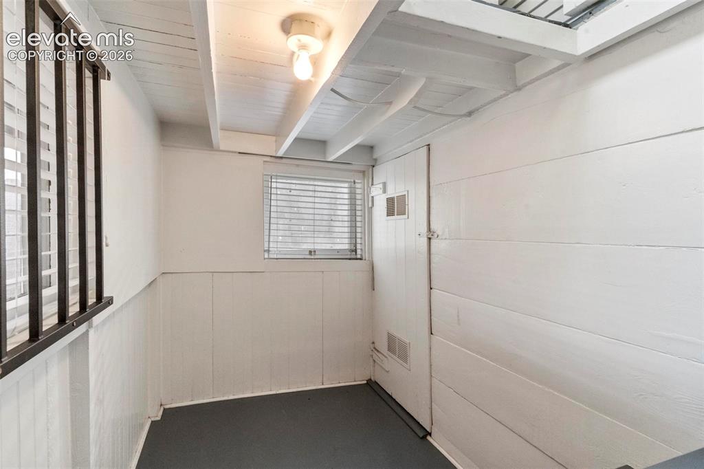 Image 11 of 16: Mud Room