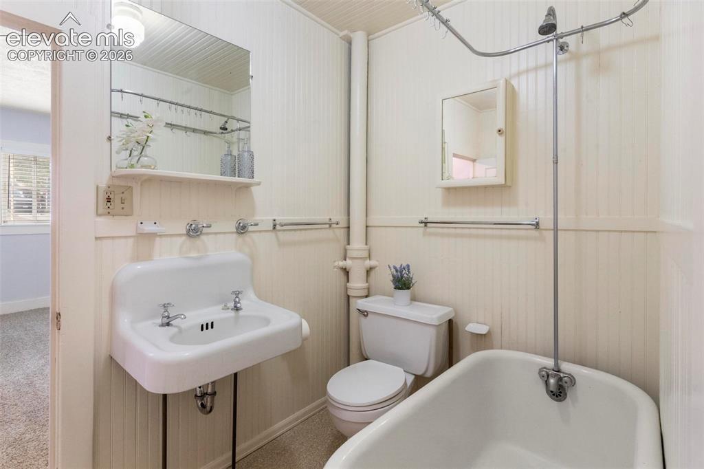 Image 6 of 16: Bathroom
