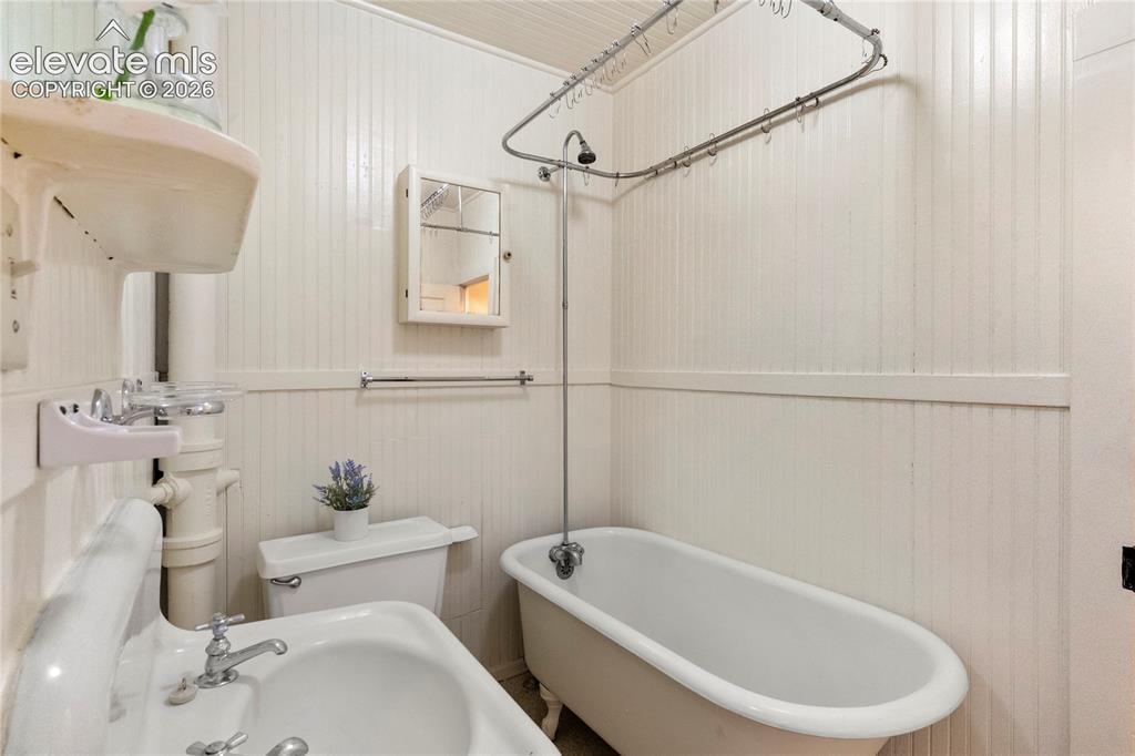 Image 7 of 16: Bathroom