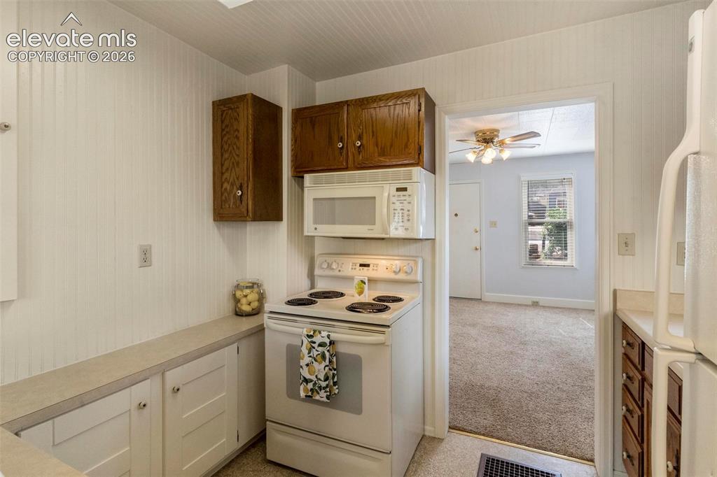 Image 9 of 16: Kitchen