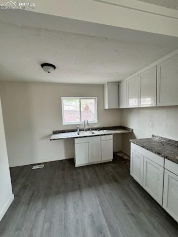 Image 4 of 9: Kitchen