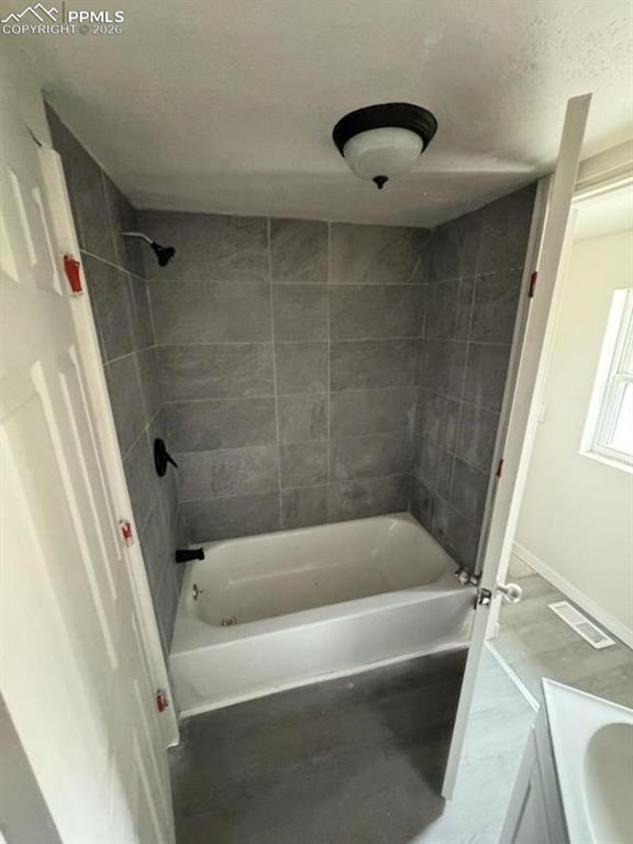 Image 7 of 9: Bathroom